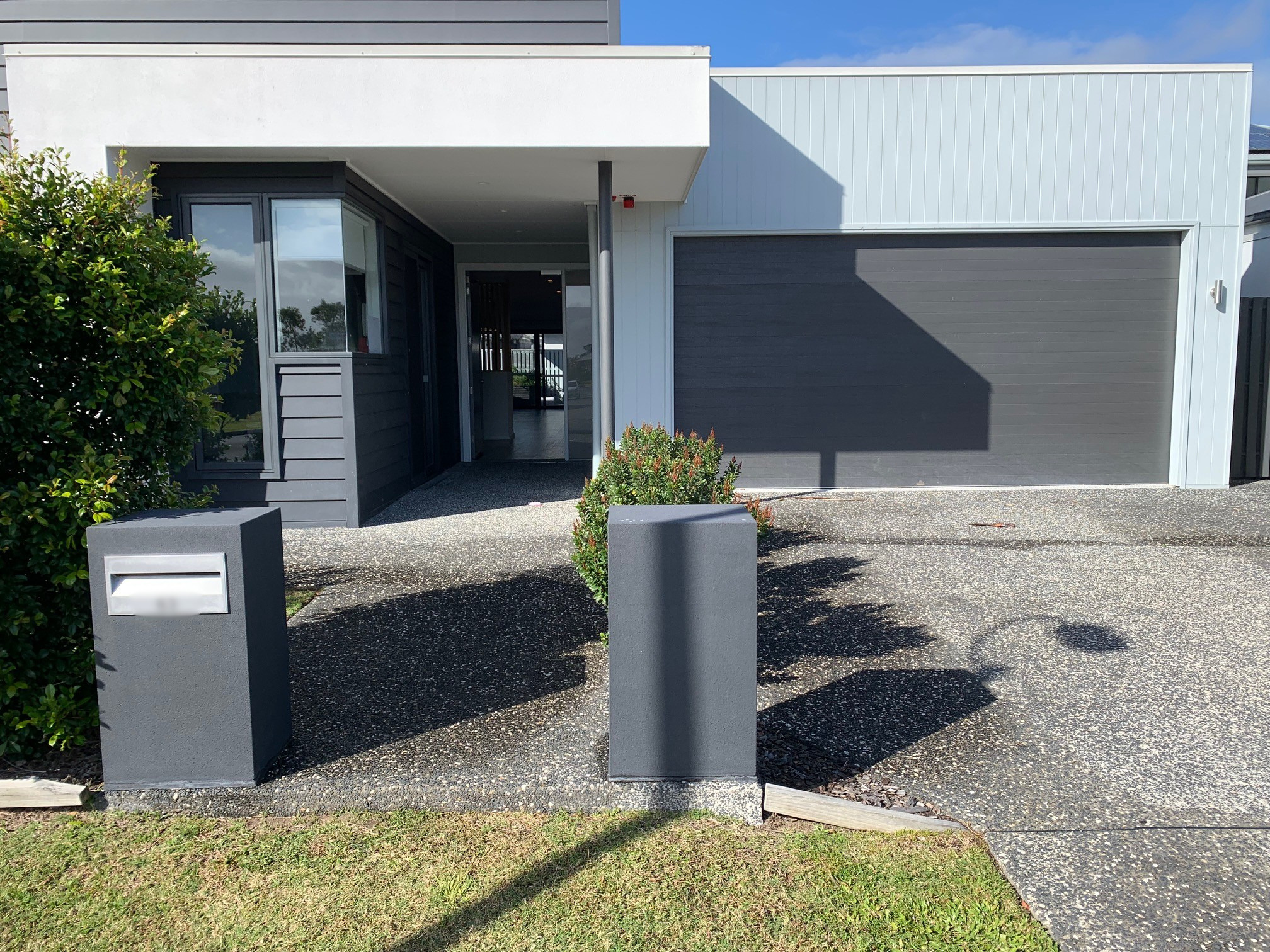 An image of the front of the property and drvieway